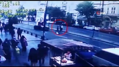 gunes gozlugu -  Hırsız kız kafedeki müşterinin cep telefonunu böyle çaldı Videosu