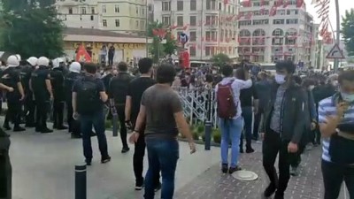 İSTANBUL - Beyoğlu'nda düzenlenen eylemde bazı kişiler gözaltına alındı