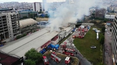 İSTANBUL - Küçükçekmece'de kağıt ambalaj fabrikasında çıkan yangına müdahale ediliyor (4)