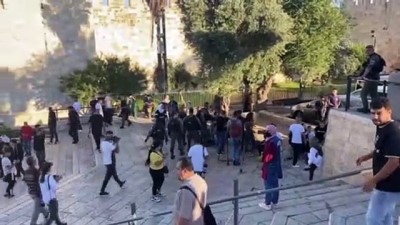 plastik mermi - KUDÜS - İsrail polisi, aşırı sağcı Yahudilerin Hazreti Muhammed'e hakaretini protesto eden Filistinlilere müdahale etti Videosu