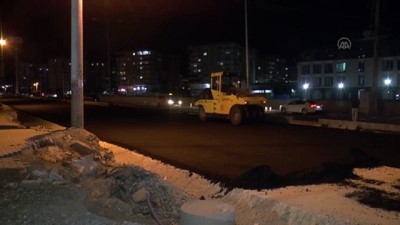 sicak asfalt - DİYARBAKIR - Belediye ekipleri konforlu yol için gece de mesaide Videosu