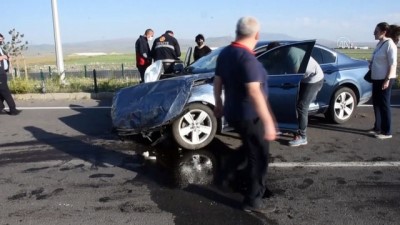 KARS - İki otomobil çarpıştı: 3 yaralı