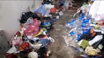 mustakil ev -  'Kokuyor' diye şikayet edilen evden 1 römork dolusu çöp çıktı Videosu