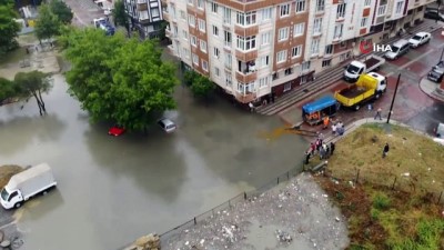  Sultangazi'de sağanak yağış sonrası araçlar mahsur kaldı