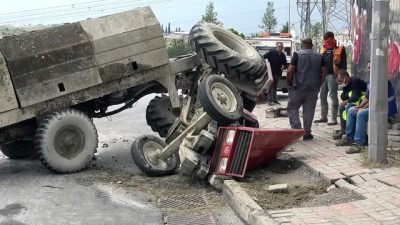  - Başakşehir'de beton yüklü traktör devrildi: 1 yaralı