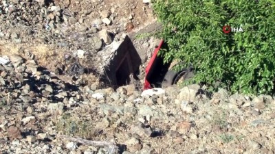  Elazığ'da şarampole uçan kamyonet ters döndü: 1 yaralı