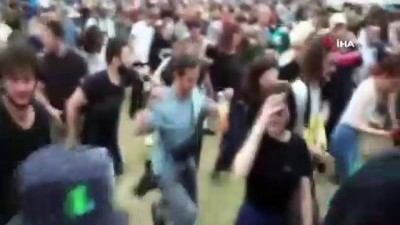 goz yasartici gaz -  - Fransa'da izinsiz parti ortalığı savaş alanına çevirdi: 7 yaralı
- Jandarmaya molotof kokteyli, havai fişek, demir toplar atıldı Videosu