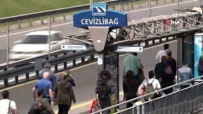metrobus duraklari -  Kısıtlamasız Cumartesi gününde trafik yoğunluğu Videosu