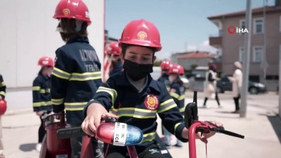 deprem bolgesi -  Türkiye'nin en küçük itfaiyecileri görev başında Videosu