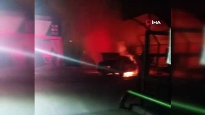  Akaryakıt istasyonuna park edilen otomobil alev alev yandı