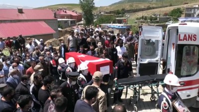 koy mezarligi - BİTLİS - Şehit güvenlik korucusu son yolculuğuna uğurlandı Videosu