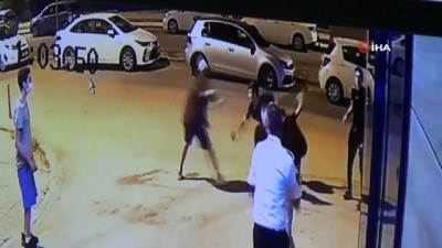 bicakli kavga -  - Evlerine giden gençlere önce laf attılar sonra bıçakla saldırdılar Videosu