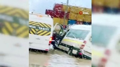 isci servisi -  Gemlik ve Mudanya sele teslim oldu...Servis araçları sel sularında mahsur kaldı Videosu