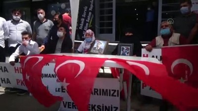 oturma eylemi - MUŞ - Çocukları dağa kaçırılan aileler HDP binası önünde oturma eylemi yaptı Videosu
