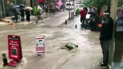  Samsun’da sağanak yağış...Caddeler göle döndü