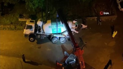beton mikseri -  Yol çöktü, beton mikseri otomobilin üzerine devrildi Videosu
