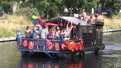 su kanali -  - Berlin’de eğlence sektörü çalışanlarından su kanalı üzerinde partili protesto Videosu