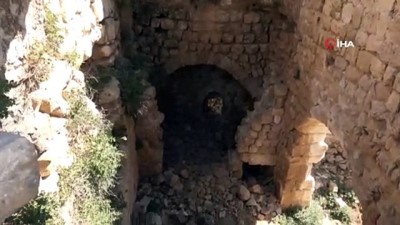 Define ararken tarihi manastır ve Hristiyan mezarlarını tahrip ettiler