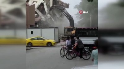  Şehir merkezindeki bina büyük gürültüyle işte böyle yıkıldı