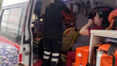 saglik gorevlisi - BURSA - Ambulansla otomobilin karıştığı kazada 4 kişi yaralandı Videosu