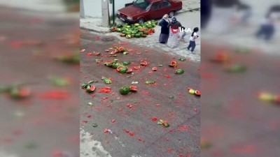 asi -  Bursa’da karpuz yüklü kamyon devrildi, sokak kırmızıya boyandı Videosu