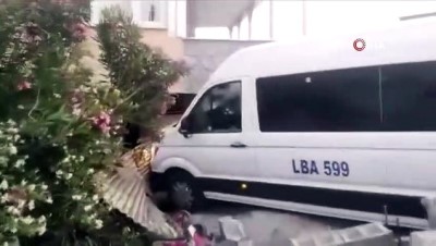 karya -  Evin bahçesine uçan minibüs korku dolu anlar yaşattı: 3 yaralı Videosu