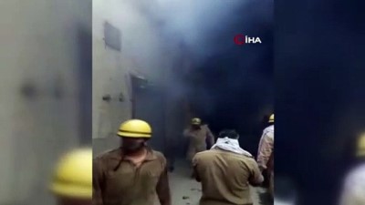 kurtarma operasyonu -  - Hindistan'da ayakkabı fabrikasında yangın Videosu