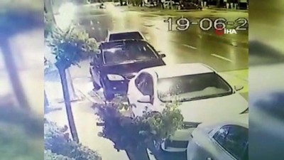 carpma ani -  Park halindeki otomobile çarpıp ardına bile bakmadan kaçtı Videosu
