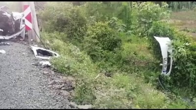 aydinlatma diregi - SAMSUN - Otomobilin aydınlatma direğine çarptığı trafik kazasında 3 kişi yaralandı Videosu