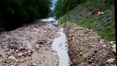 sel baskini -  Yağmur, dolu yağışı sel baskını ve toprak kaymalarını beraberinde getirdi Videosu