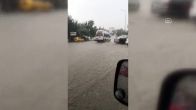 su - ANKARA - Başkentte kuvvetli sağanağın ardından araçlar su altında kaldı Videosu