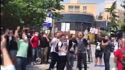 tezahurat - İSTANBUL - Beşiktaşlı taraftarlar Sergen Yalçın'ın evinin önünde toplandı Videosu