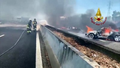 italya - ROMA - İtalya'da otoyolda trafik kazası: 2 ölü Videosu