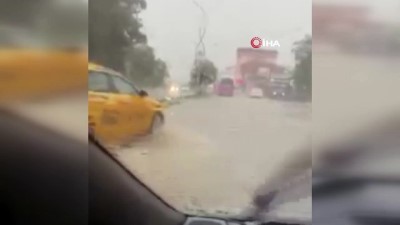  Aniden bastıran yağış, cadde ve sokakları göle çevirdi