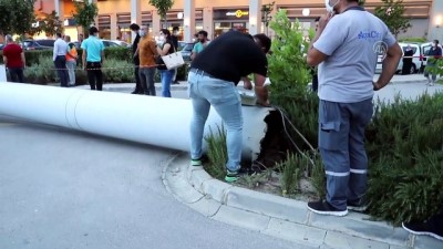 alisveris merkezi - DENİZLİ - Kuvvetli rüzgar nedeniyle istinat duvarları yıkıldı, ağaçlar ve reklam panoları devrildi Videosu