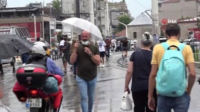  Taksim’de vatandaşlar sağanağa hazırlıksız yakalandı