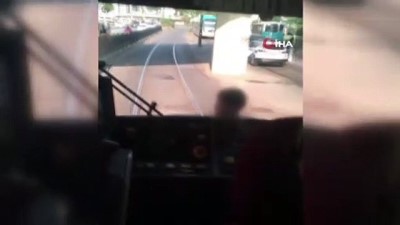 tehlikeli yolculuk -  Tramvay arkasında tehlikeli yolculuk kamerada Videosu