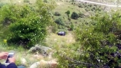 AFYONKARAHİSAR - Uçuruma yuvarlanan otomobilin sürücüsü yaralandı