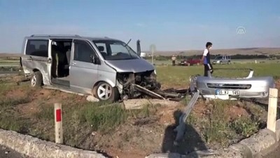 SİVAS - Hafif ticari araç ile otomobil çarpıştı: 3 yaralı