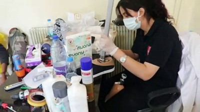 savas - TEL ABYAD - Türkiye, Barış Pınarı Harekatı bölgesindeki engellilerin yüzünü protez desteğiyle güldürüyor (1) Videosu