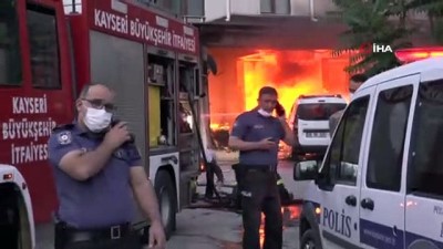cokme tehlikesi -  Bir iş yeri ve 3 otomobilin küle döndüğü yangından geriye bu görüntüler kaldı Videosu
