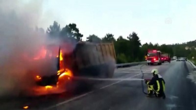 hafriyat kamyonu - DENİZLİ - Hareket halinde yanan hafriyat kamyonunda zarar oluştu Videosu