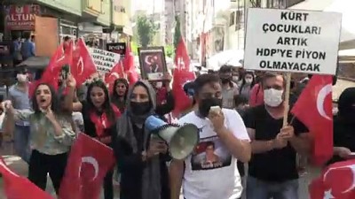 teror magduru - HAKKARİ - Terör mağduru aileler çocuklarına kavuşmak için HDP İl Başkanlığı önünde eylem yaptı Videosu