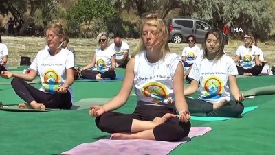  Hindistanlılar Uluslararası Yoga Günü’nü Kapadokya’da kutladı