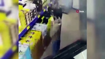  Marketten çay çalan hırsızlar güvenlik kamerasına yakalandı