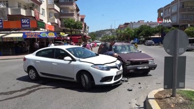 saglik ekibi -  Sürücünün kararsızlığı kazaya sebep oldu...Kaza anı kamerada Videosu