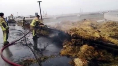 BURSA - Seyir halindeyken alev alan traktöre bağlı saman yüklü römorklar yandı
