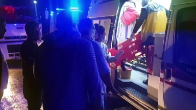 DÜZCE - İşçi servis aracı ile otomobilin çarpıştığı kazada çok sayıda kişi yaralandı