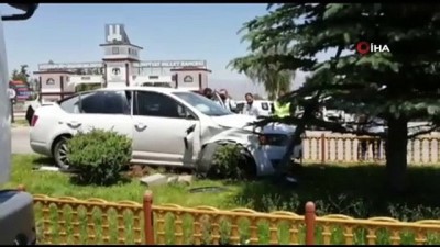 altin -  Otomobil orta refüje çıkarak durabildi Videosu