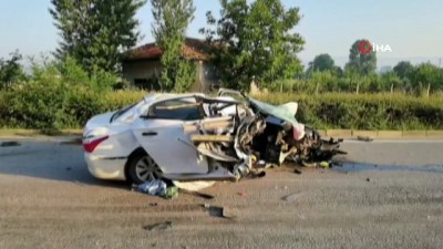  Otomobilin beton direğe çarparak parçalandığı kaza kamerada: 3 ölü, 2 ağır yaralı